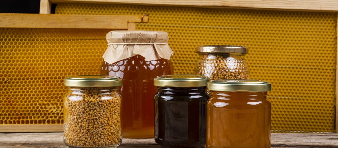 honey-jars-with-honeycomb (1)